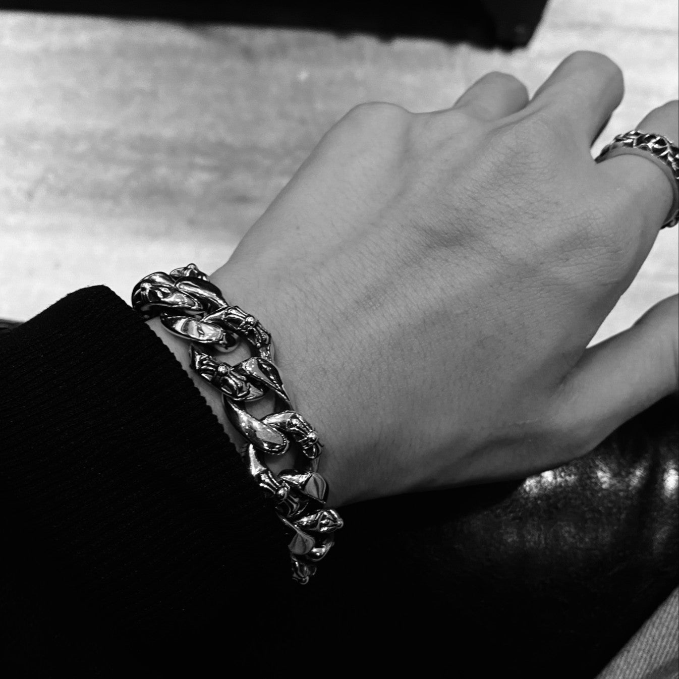๐๐ต๐ฟ๐ผ๐บ๐ฒ ๐๐ฒ๐ฎ๐ฟ๐๐ Half flower shrimp clasp large bracelet
