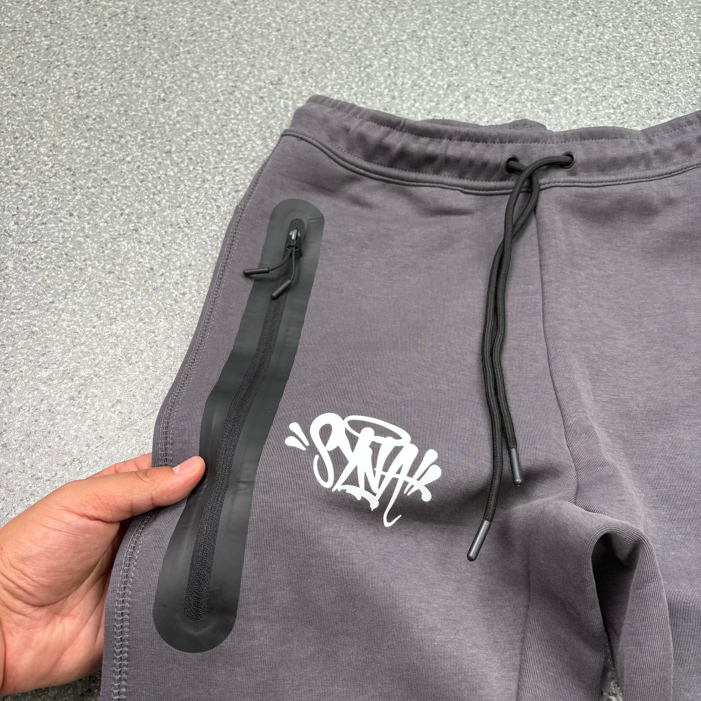 Syna Techfleece パンツ
