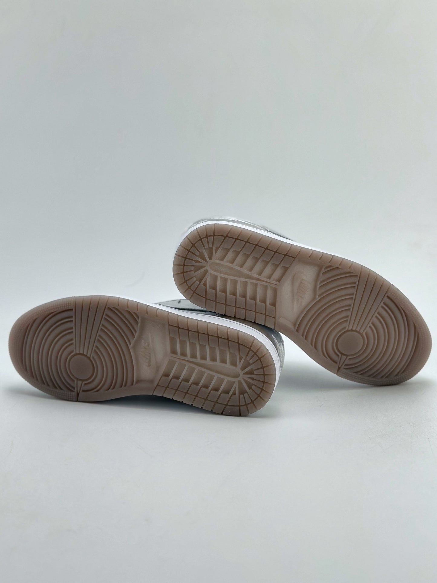 Nike WMNS Air Jordan 1 Low SE "Metallic Silver