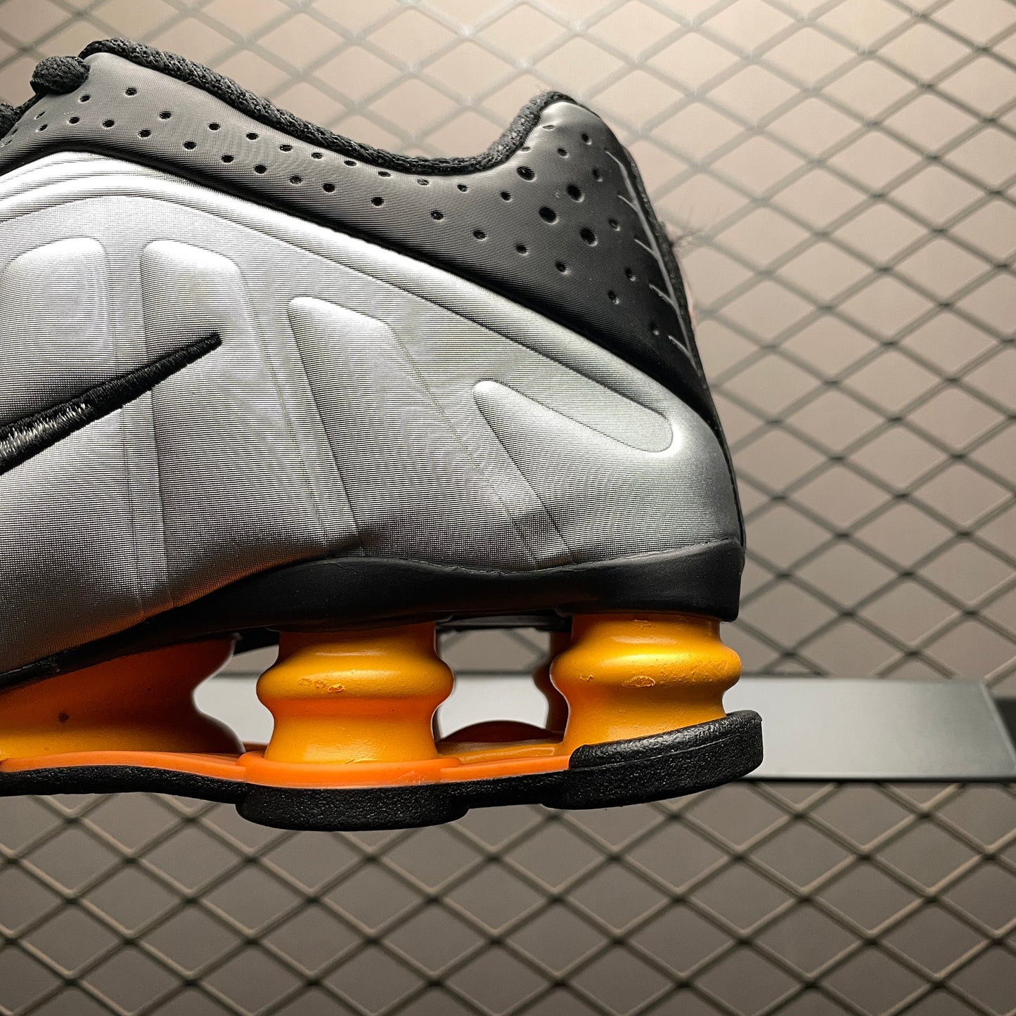 Nike Shox R4 "Black/Bright Mandarin"
