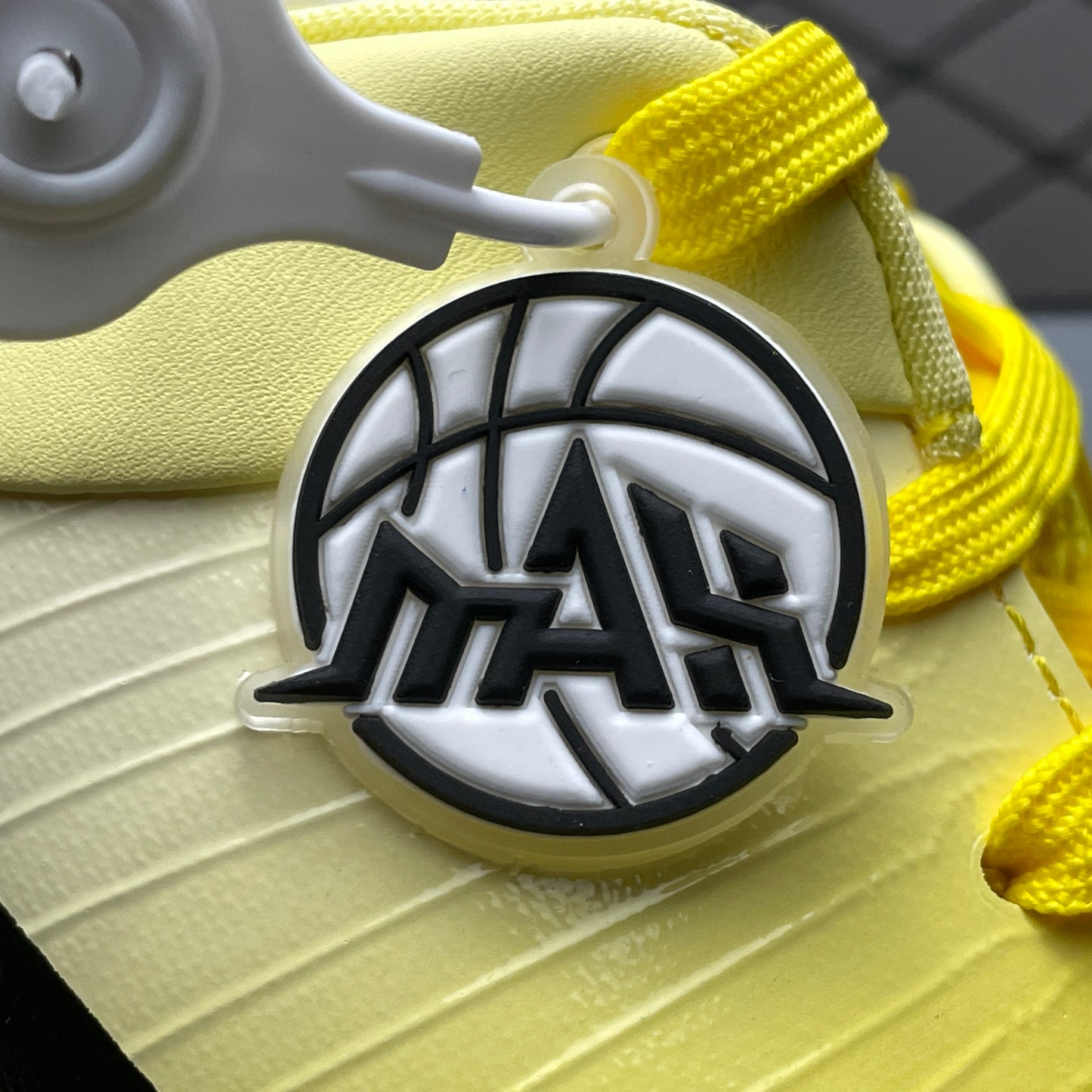 Nike Kobe 4 Protro CHBL "Lightning"