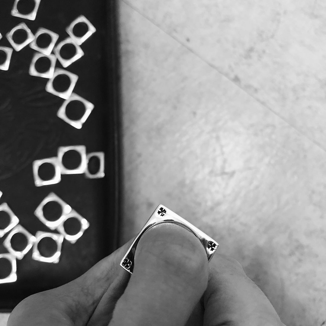 CHROME HEARTS KH square four-cross commandment finge