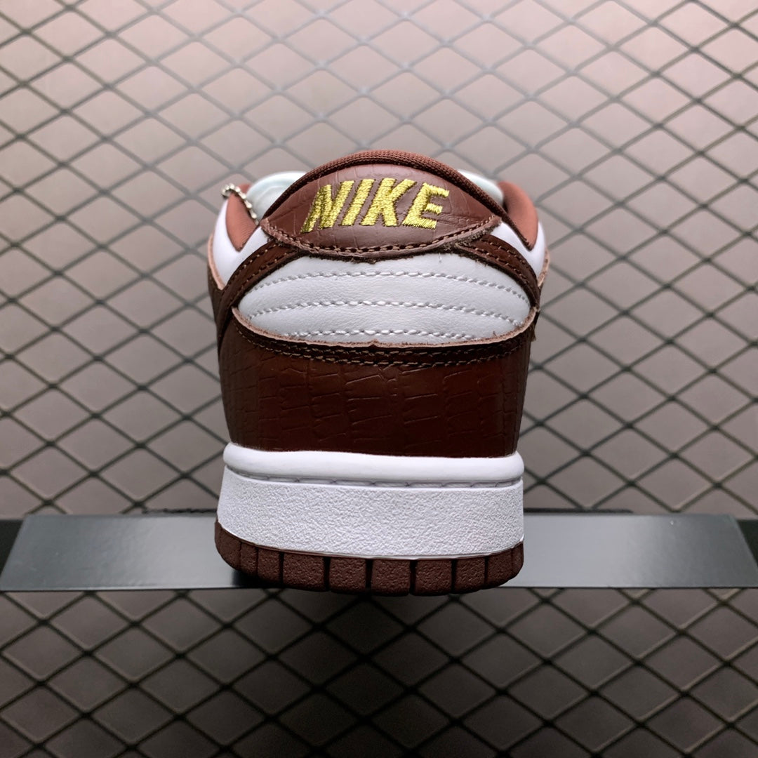 Supreme × Nike SB Dunk Low OG QS Gold Stars "White/Barkroot Brown"
