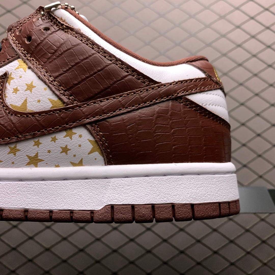 Supreme × Nike SB Dunk Low OG QS Gold Stars "White/Barkroot Brown"