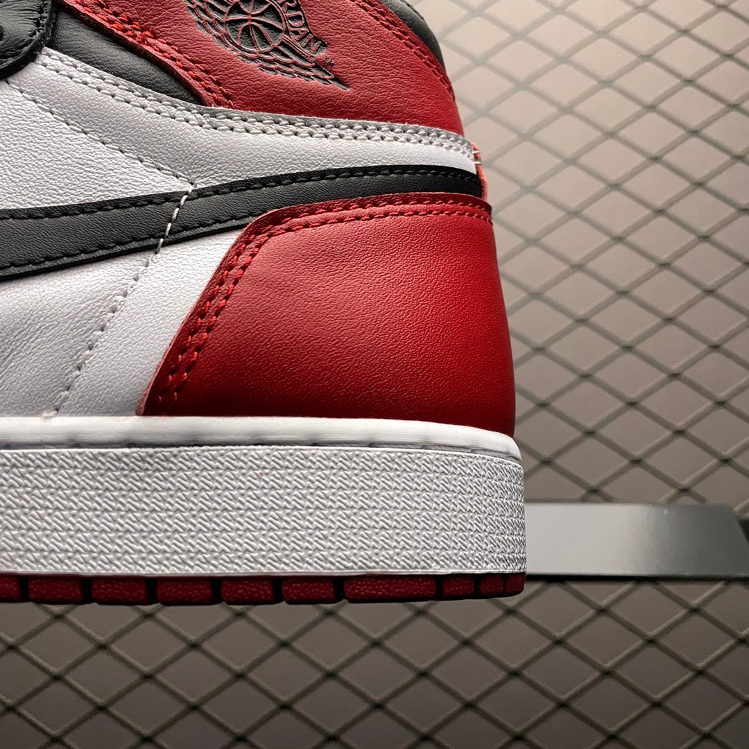 Nike Air Jordan 1 Retro High OG "Black Toe"(2016)