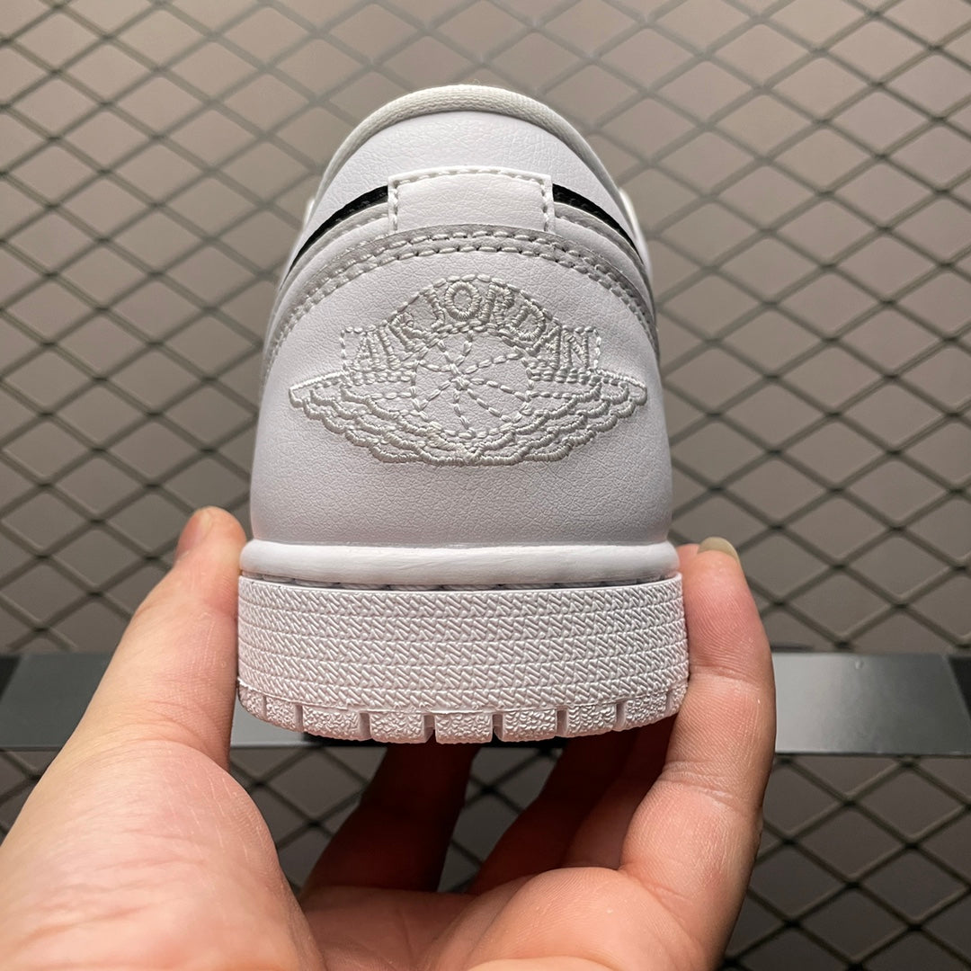 NIKE WMNS AIR JORDAN 1 LOW "PANDA"