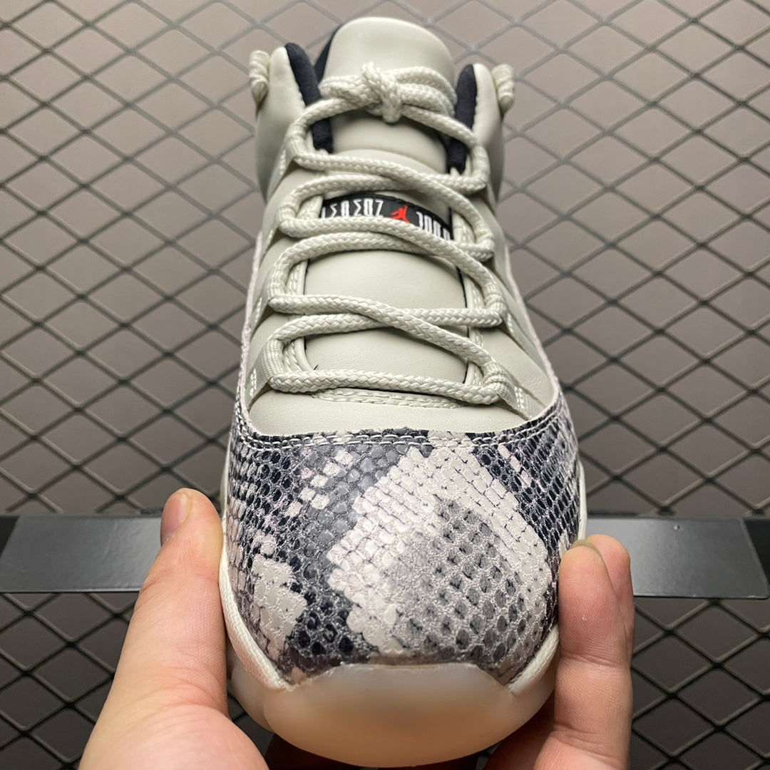 AIR JORDAN 11 LOW SNAKESKIN LIGHT BONE/UNIVERSITY RED
