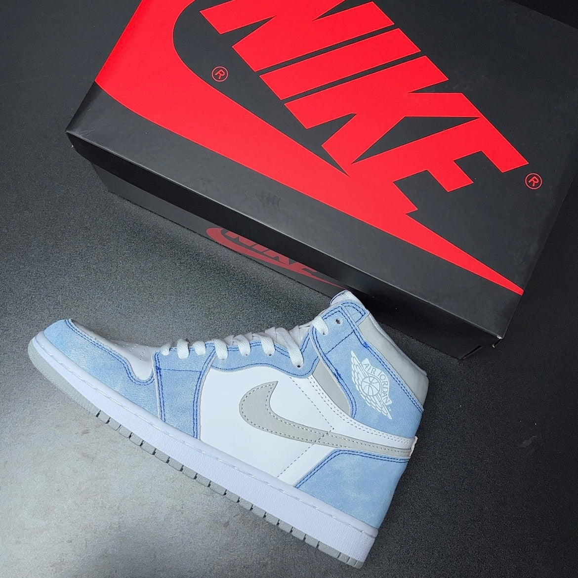 Nike Air Jordan 1 High OG "Hyper Royal"