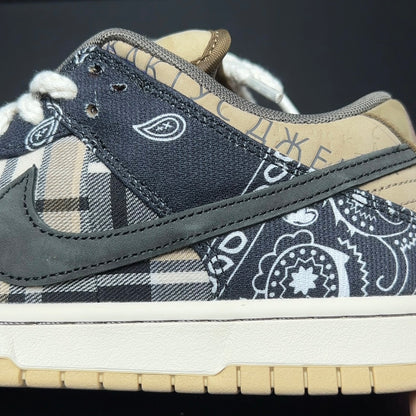 Travis Scott × Nike SB Dunk Low