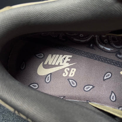 Travis Scott × Nike SB Dunk Low