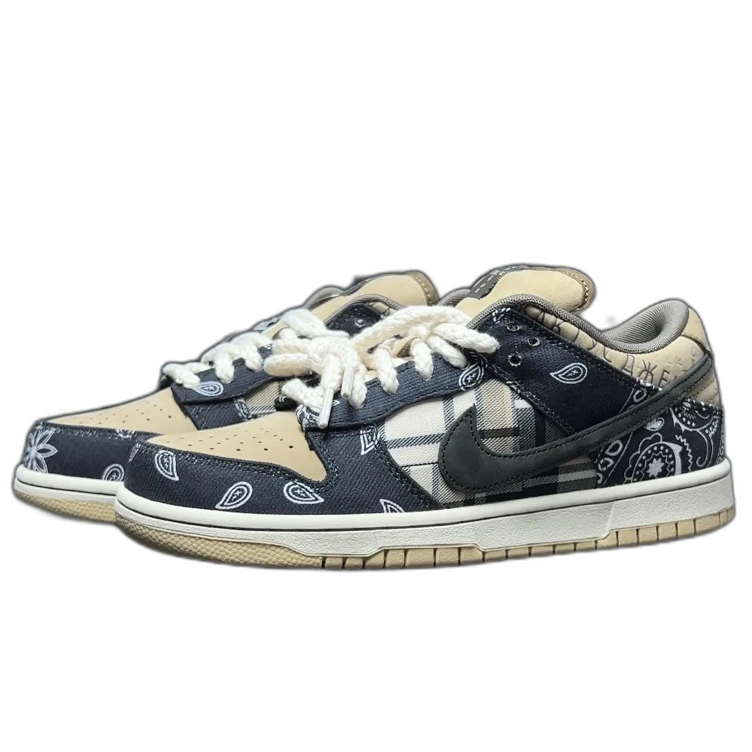Travis Scott × Nike SB Dunk Low