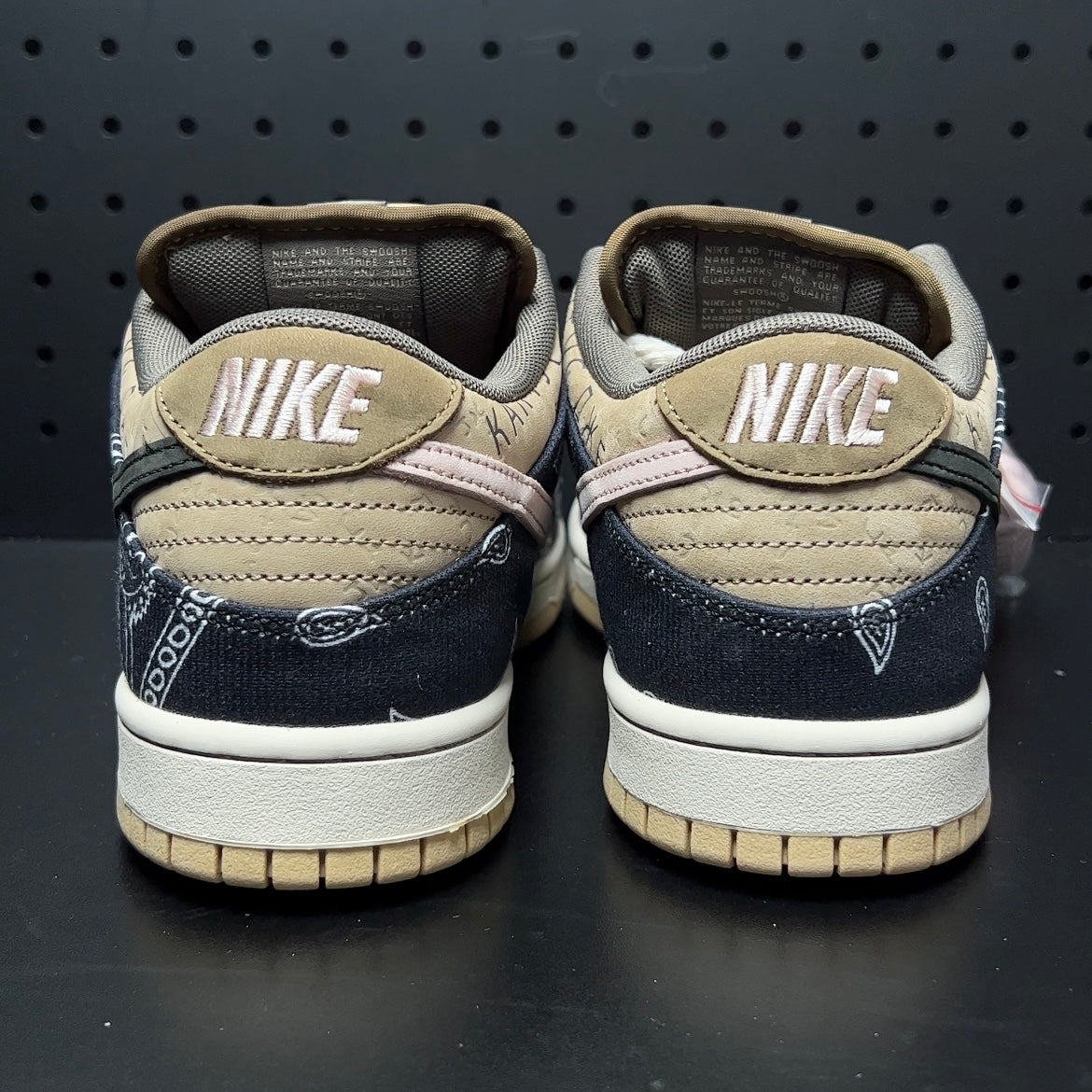 Travis Scott × Nike SB Dunk Low