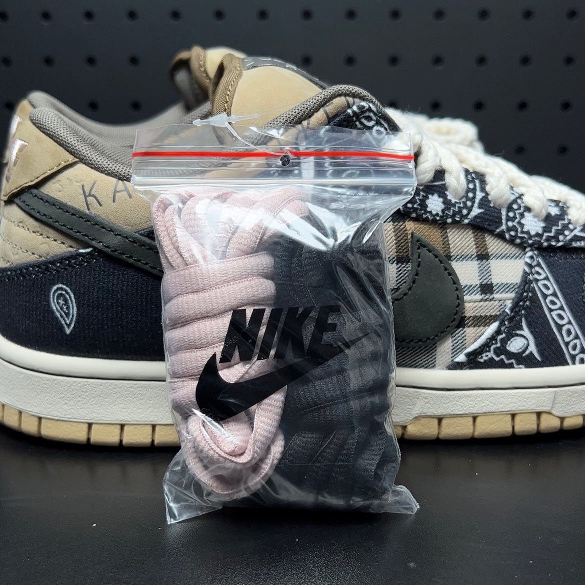 Travis Scott × Nike SB Dunk Low