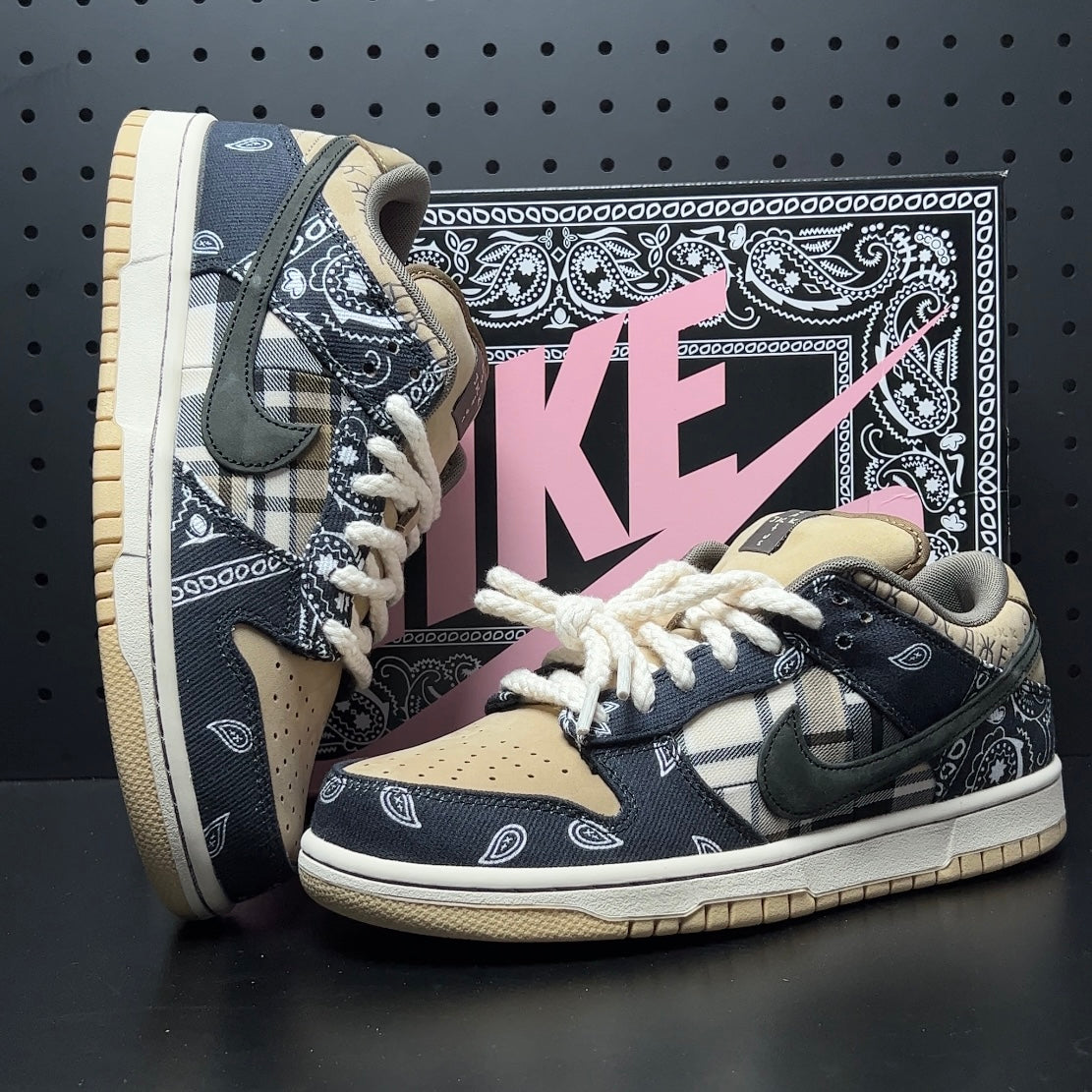 Travis Scott × Nike SB Dunk Low