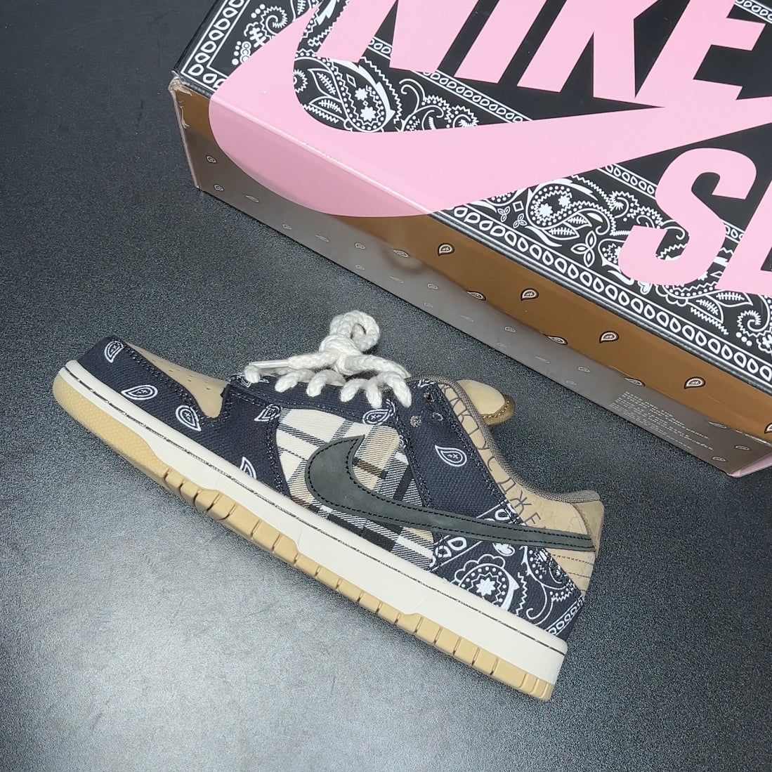 Travis Scott × Nike SB Dunk Low