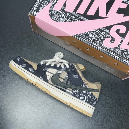 Travis Scott × Nike SB Dunk Low