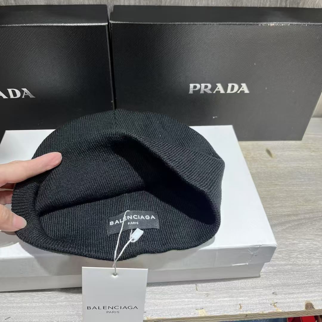 Balenciaga Men's Loop Sports Icon Beanie in Black