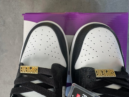 Supreme × Nike SB Dunk Low OG QS "Gold Stars" White/Black