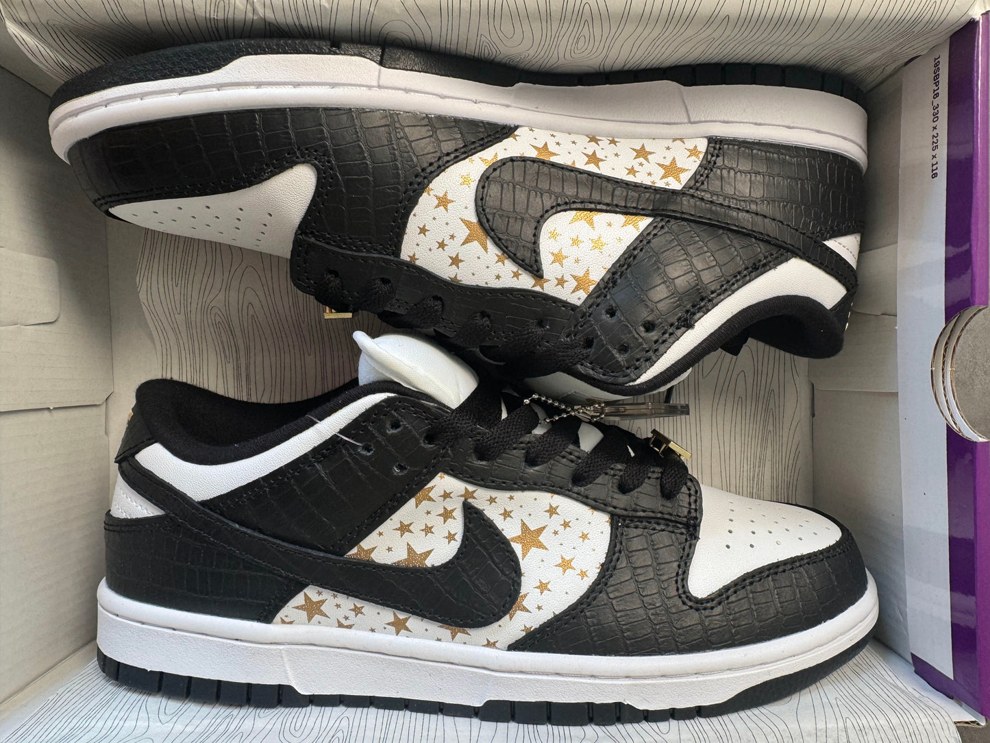 Supreme × Nike SB Dunk Low OG QS "Gold Stars" White/Black