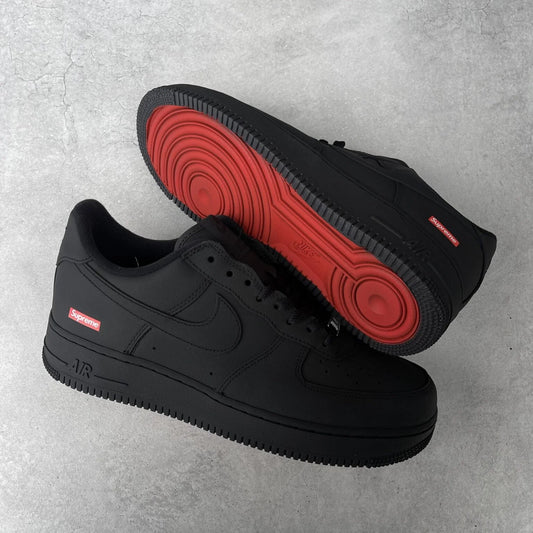Supreme AIR FORCE 1 ブラック/レッド