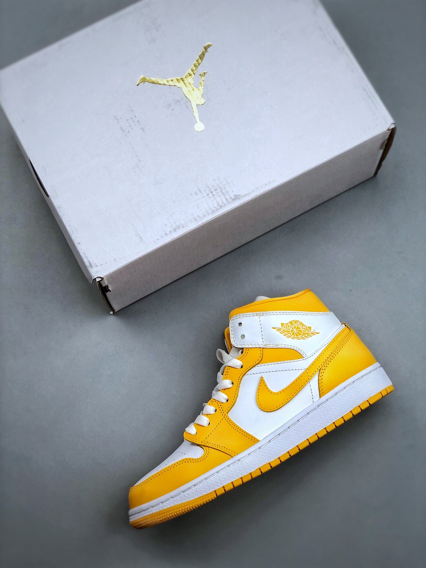 Nike WMNS Air Jordan 1 Mid "Lemon"