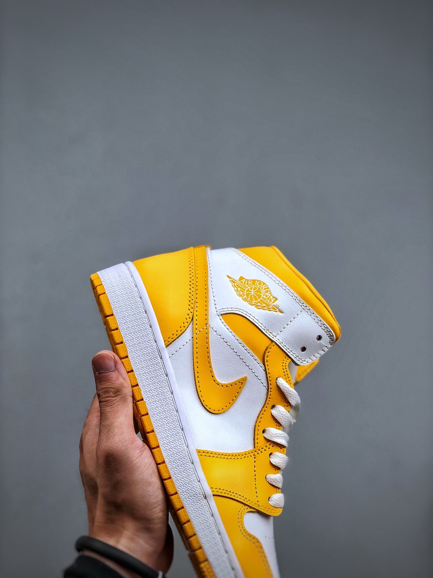 Nike WMNS Air Jordan 1 Mid "Lemon"