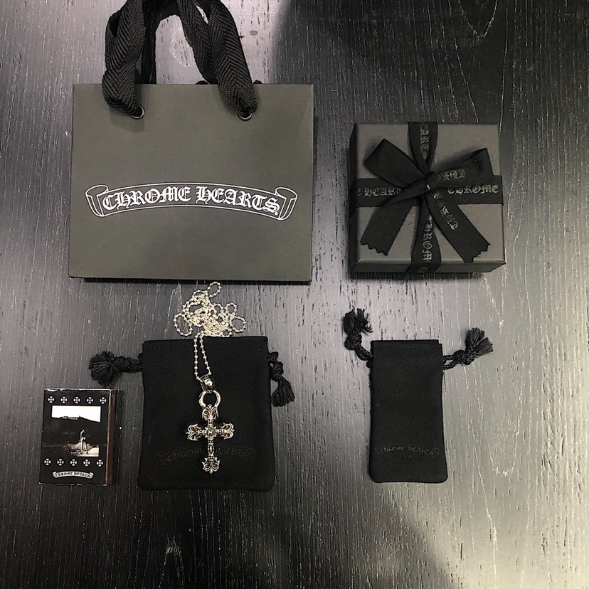 CHROME HEARTS クロムハーツ クラシックなクロスネックレス