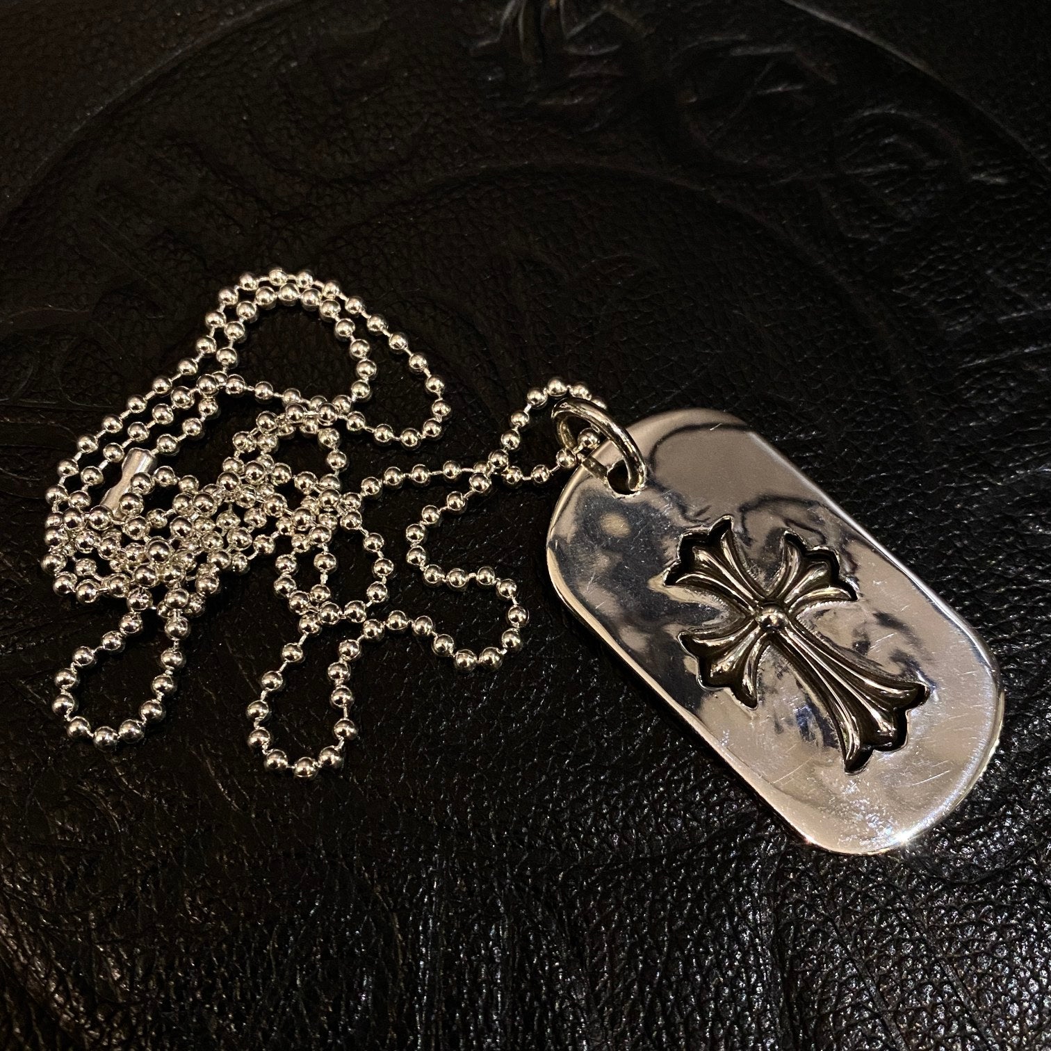 CHROME HEARTS embossed cross pendant