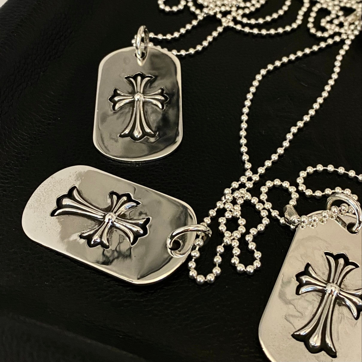 CHROME HEARTS embossed cross pendant