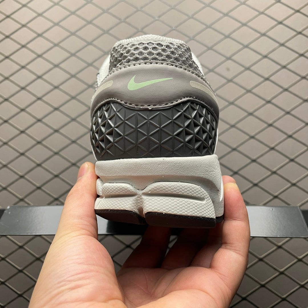 Nike WMNS Zoom Vomero 5 "Cobblestone and Flat Pewter"