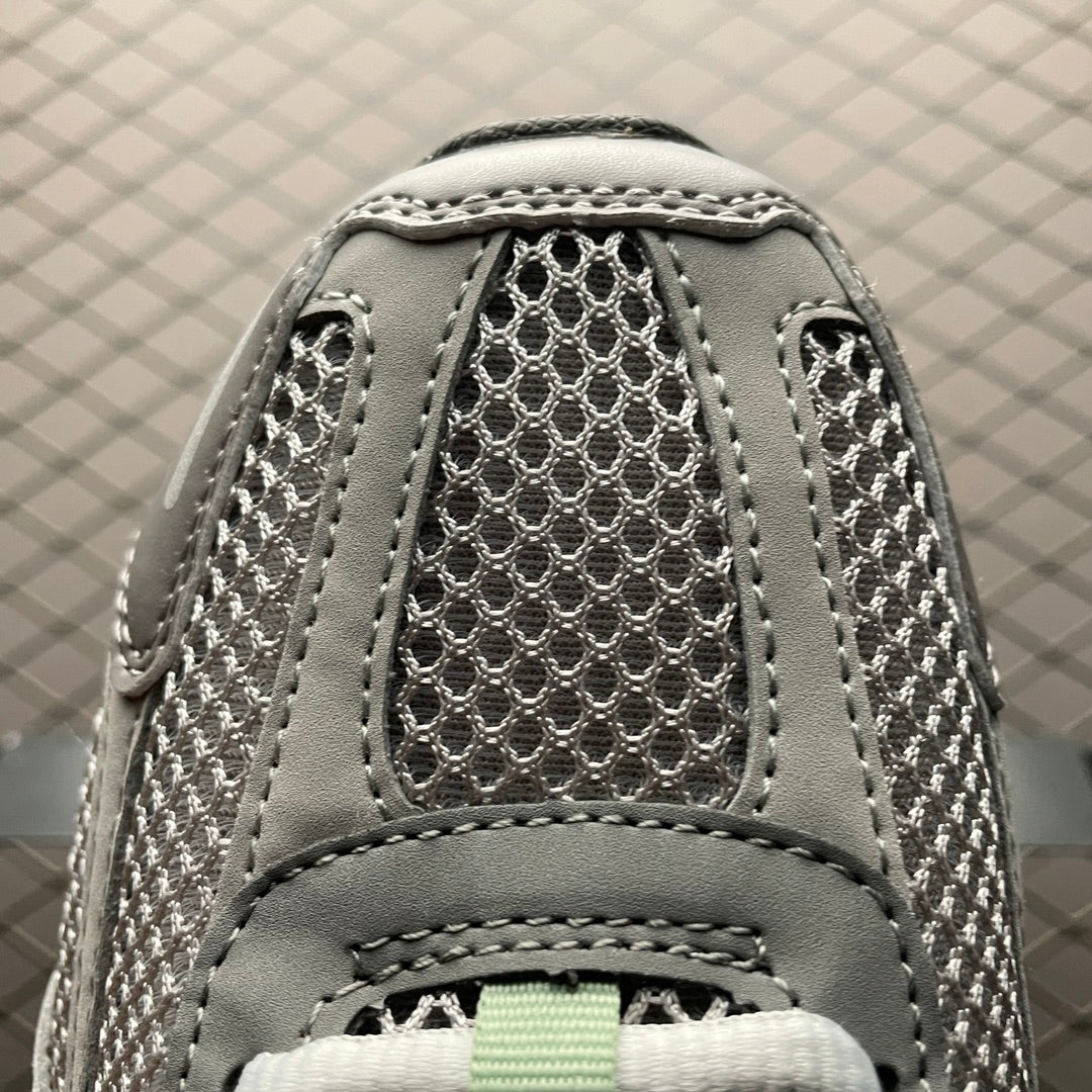 Nike WMNS Zoom Vomero 5 "Cobblestone and Flat Pewter"