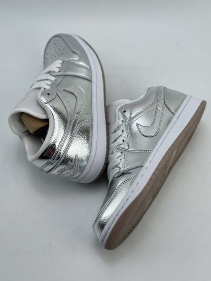 Nike WMNS Air Jordan 1 Low SE "Metallic Silver