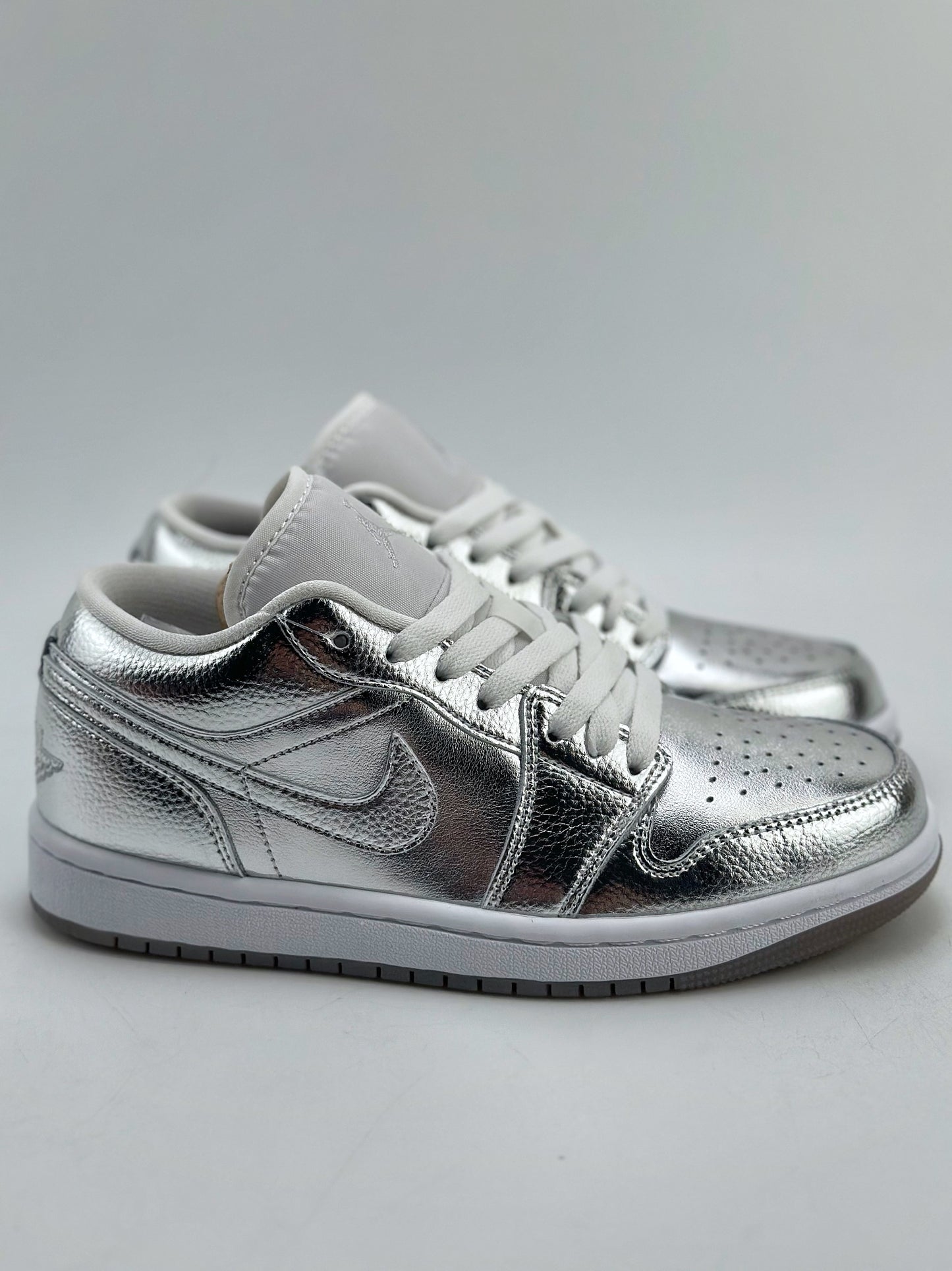 Nike WMNS Air Jordan 1 Low SE "Metallic Silver