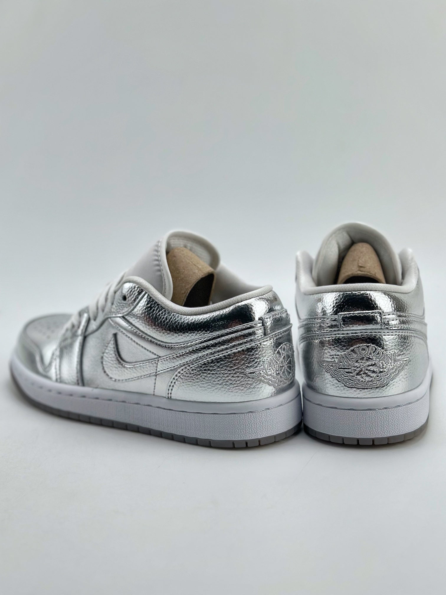 Nike WMNS Air Jordan 1 Low SE "Metallic Silver