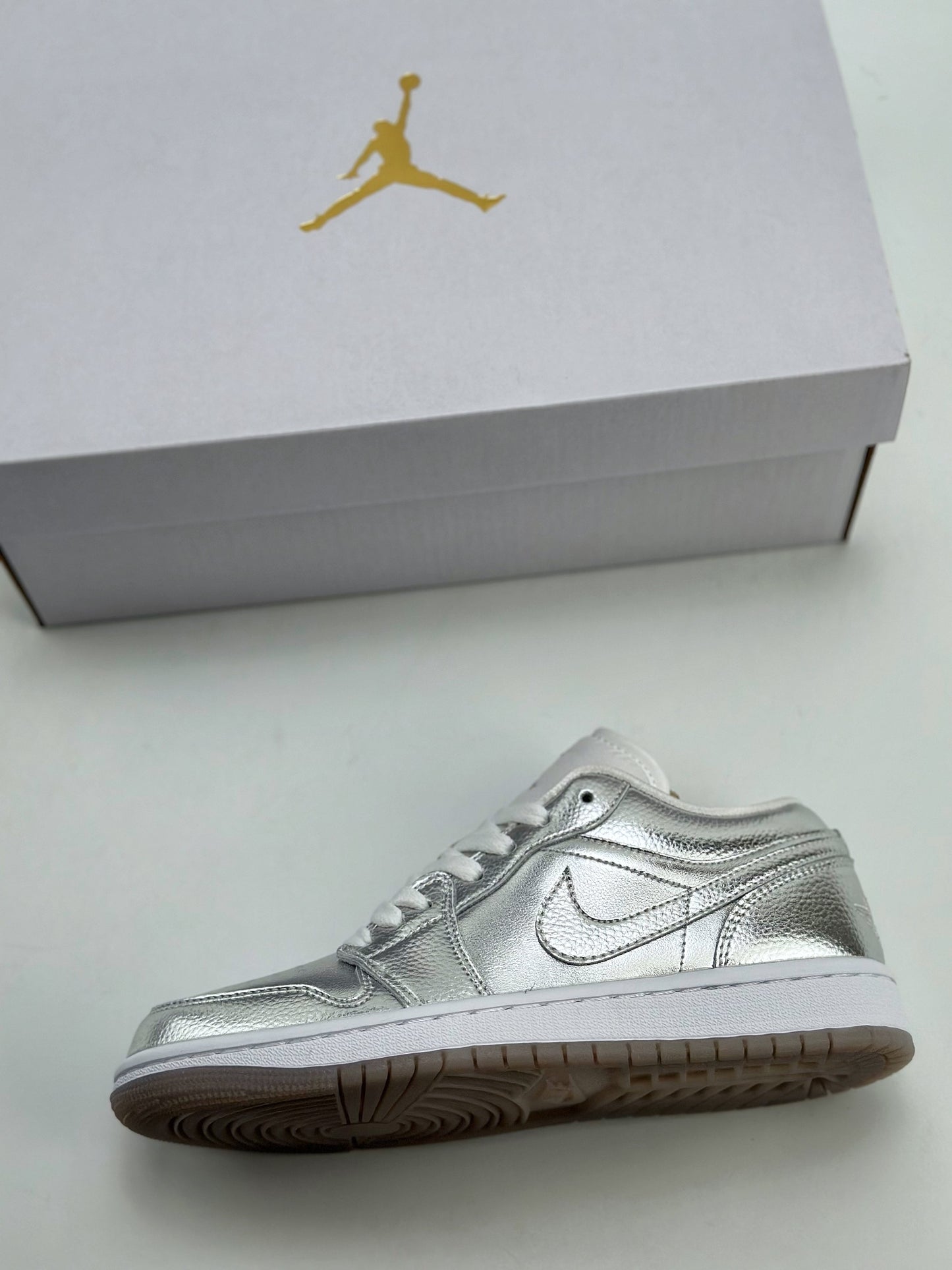 Nike WMNS Air Jordan 1 Low SE "Metallic Silver
