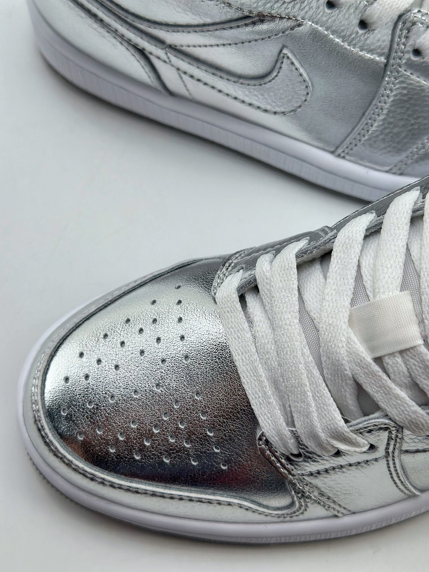 Nike WMNS Air Jordan 1 Low SE "Metallic Silver