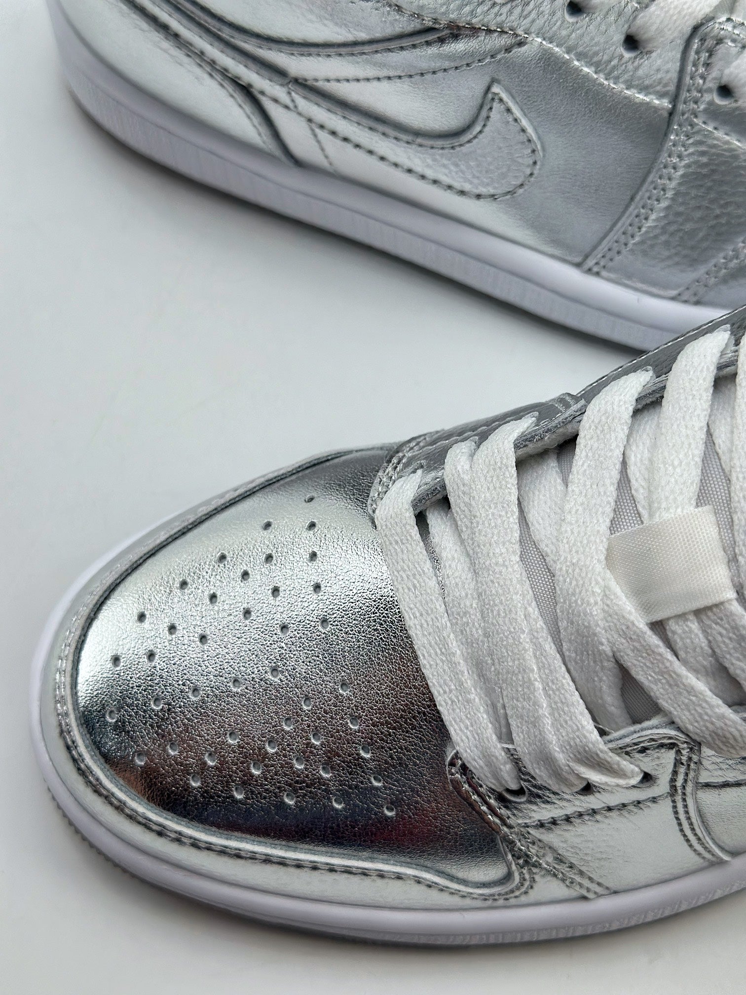 Nike WMNS Air Jordan 1 Low SE "Metallic Silver