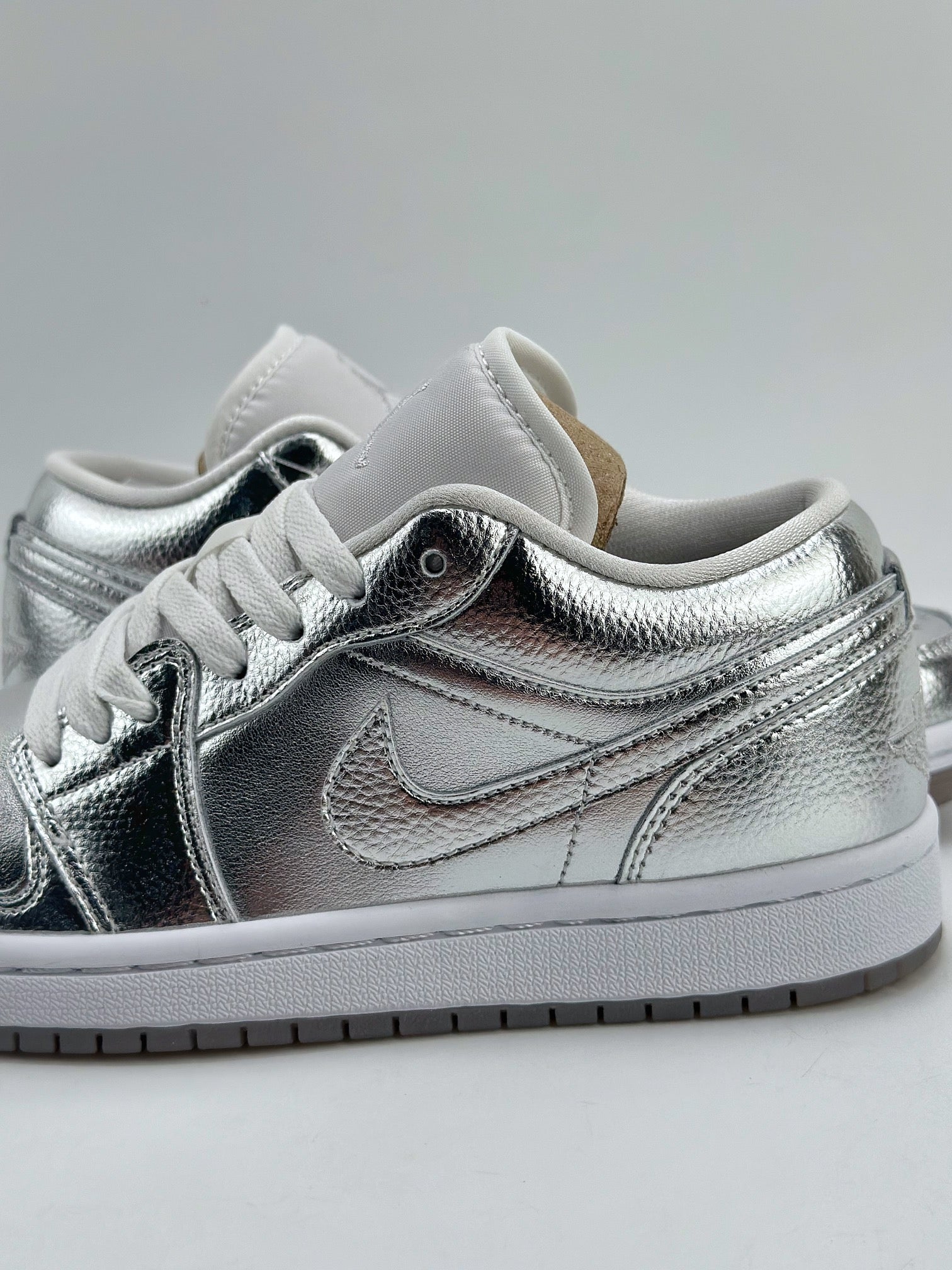Nike WMNS Air Jordan 1 Low SE "Metallic Silver