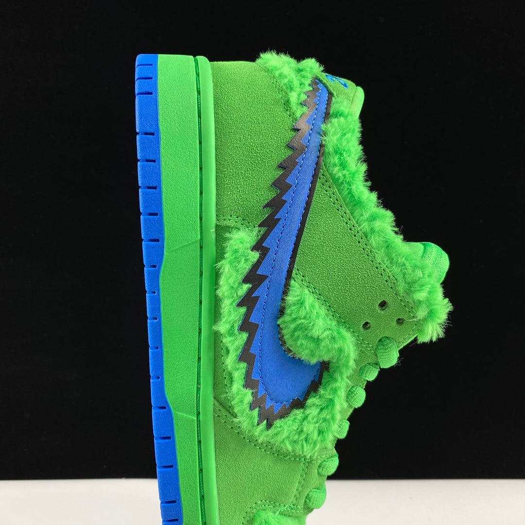 Grateful Dead × Nike SB Dunk Low "Green Bear"