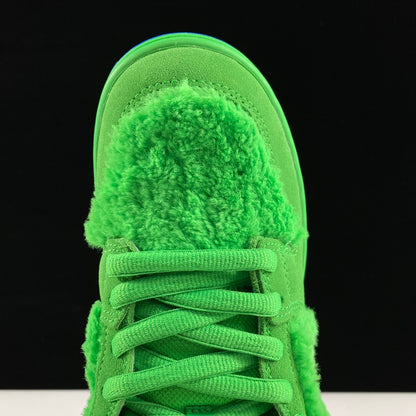 Grateful Dead × Nike SB Dunk Low "Green Bear"