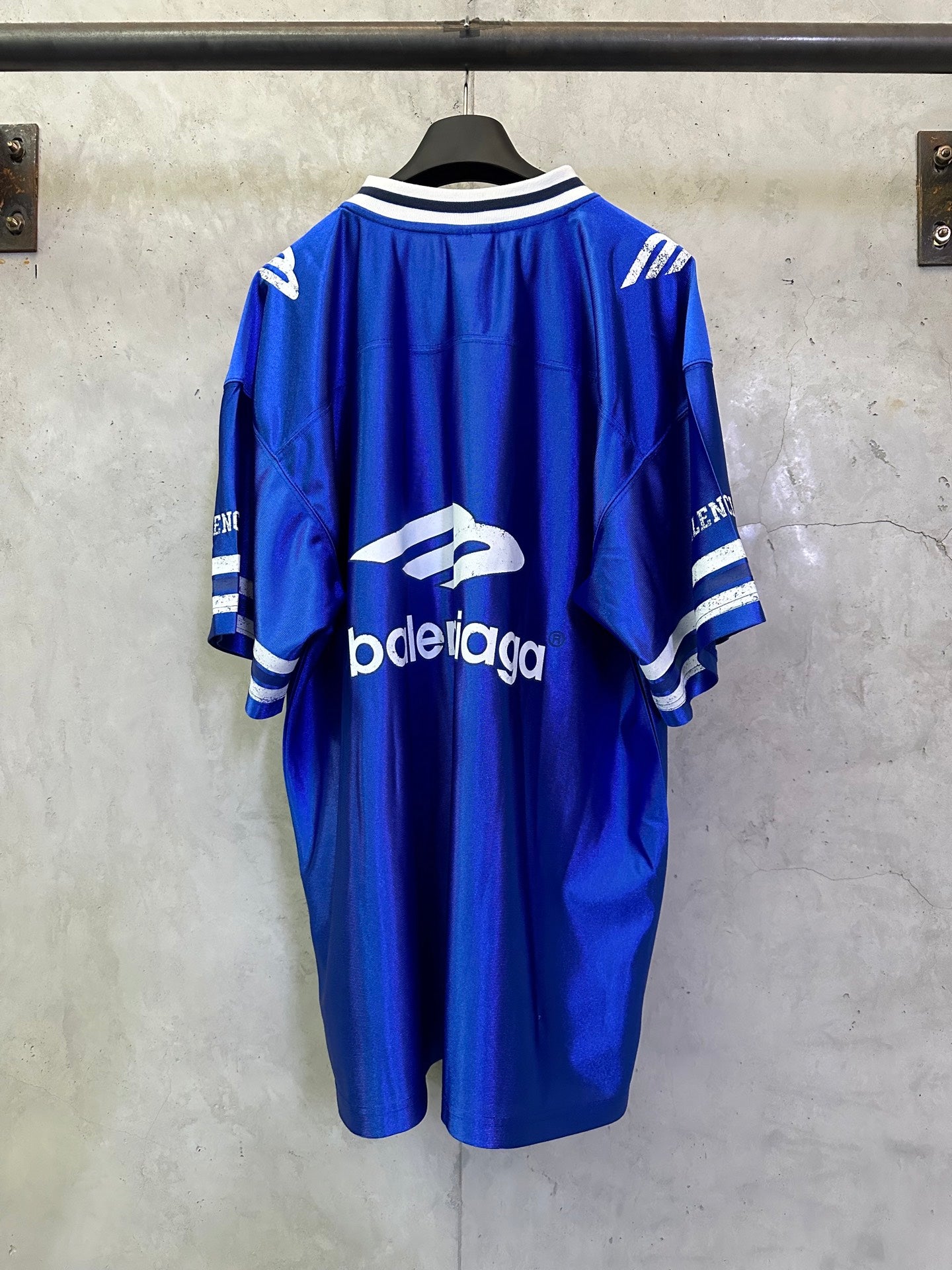 BALENCIAGA 3b Football silhouette V-neck T-shirt