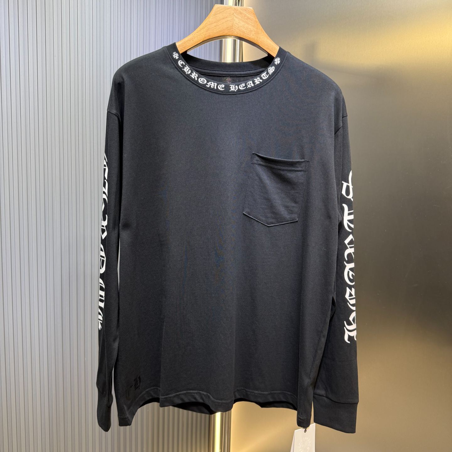 CHROME HEARTS neck logo T-shirt black x white