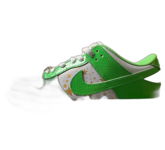 Supreme × Nike SB Dunk Low OG QS Gold Stars "White/Mean Green"