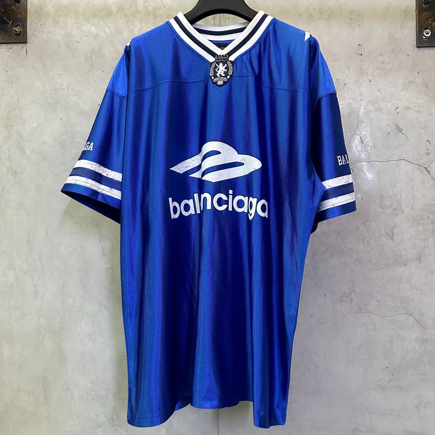BALENCIAGA 3b Football silhouette V-neck T-shirt