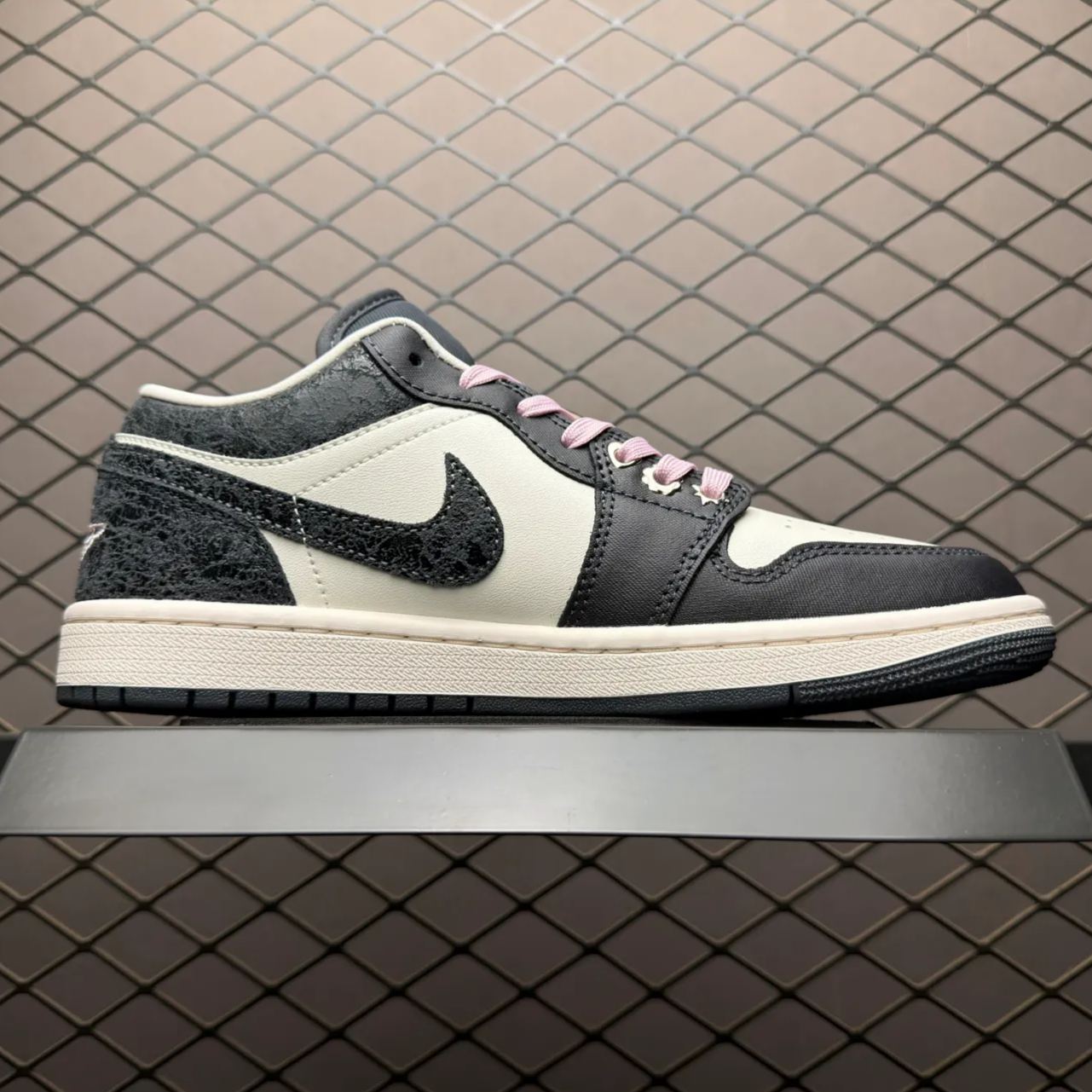 Nike Air Jordan 1 Low SE "Anthracite/Iced Carmine"