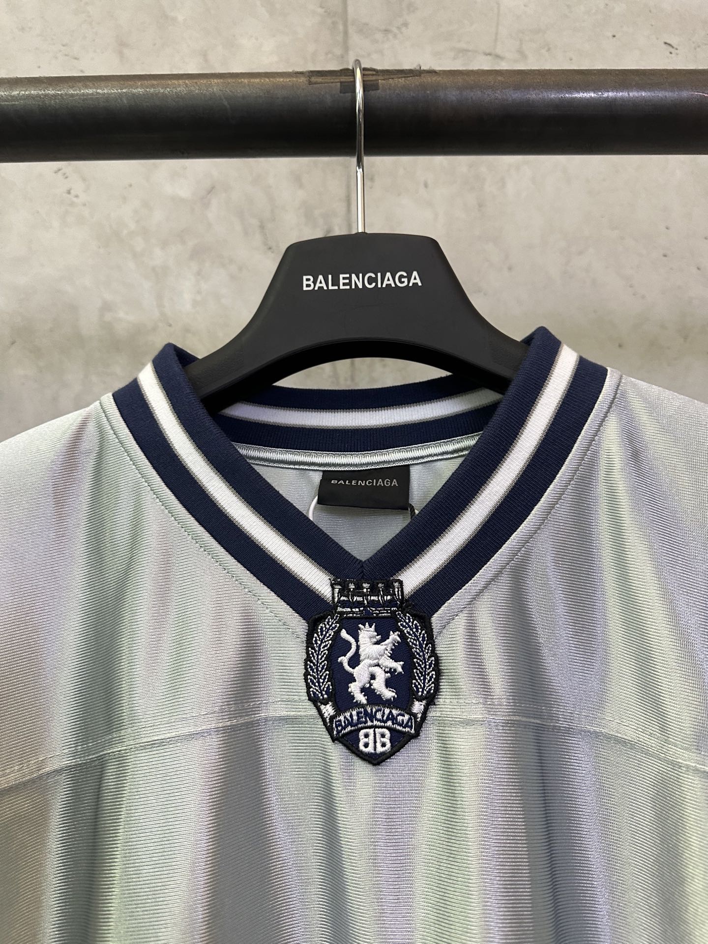 BALENCIAGA 3b Football silhouette V-neck T-shirt