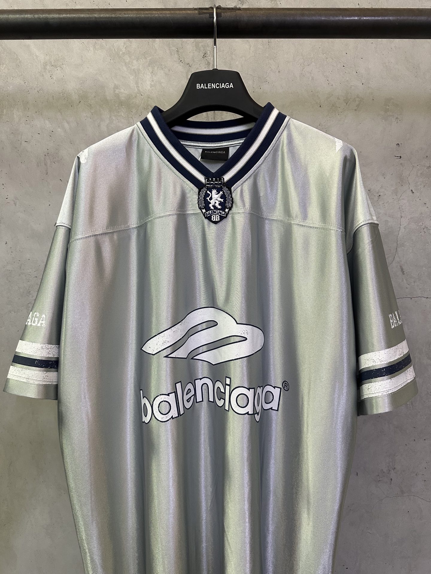 BALENCIAGA 3b Football silhouette V-neck T-shirt