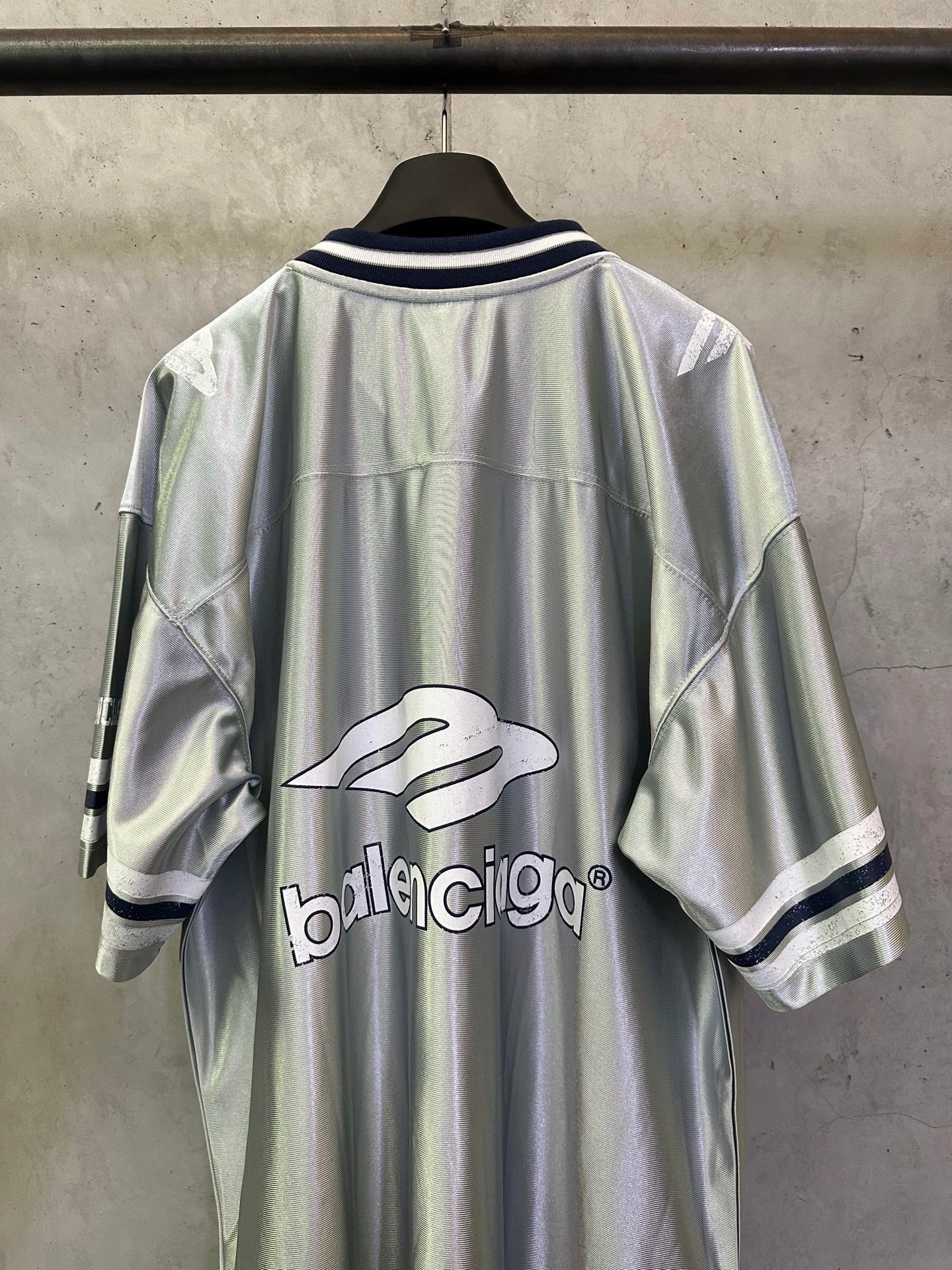 BALENCIAGA 3b Football silhouette V-neck T-shirt