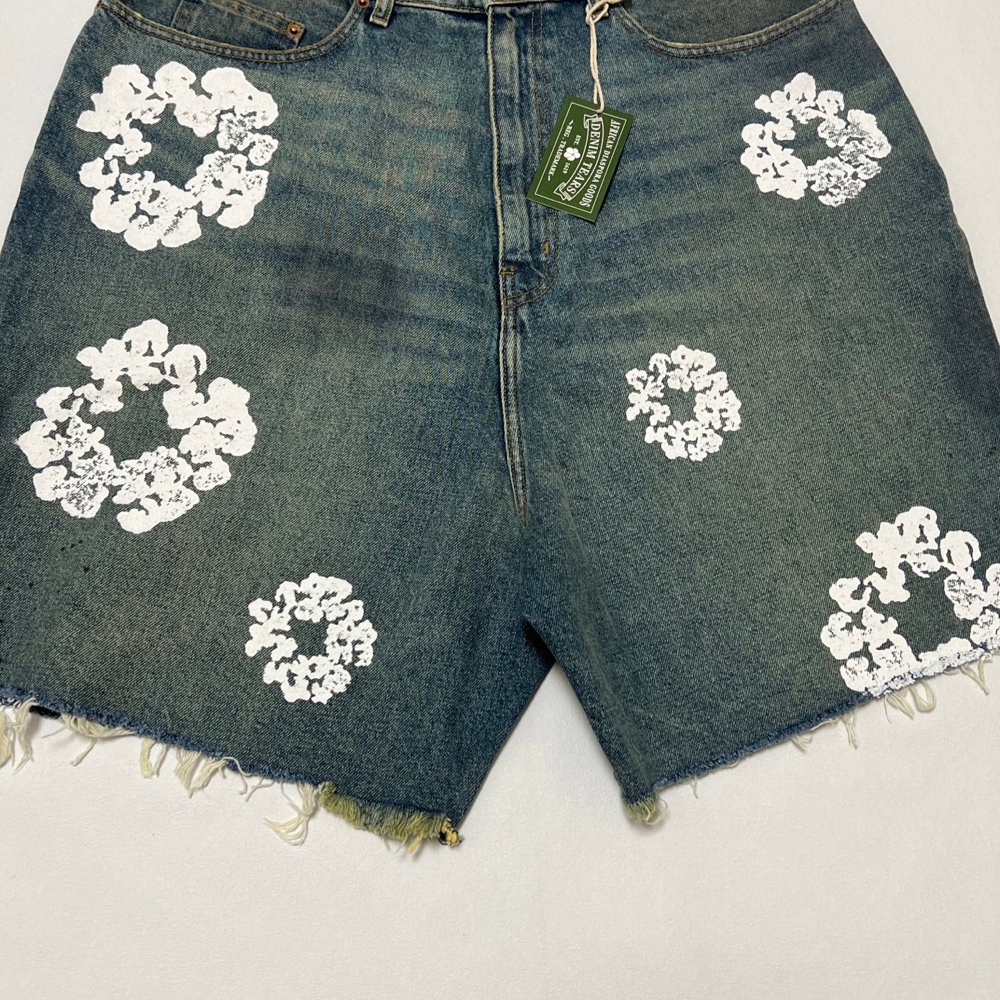 DENIM TEARS x LEVI'S Dirty Wash Wreath Short "Light Wash"