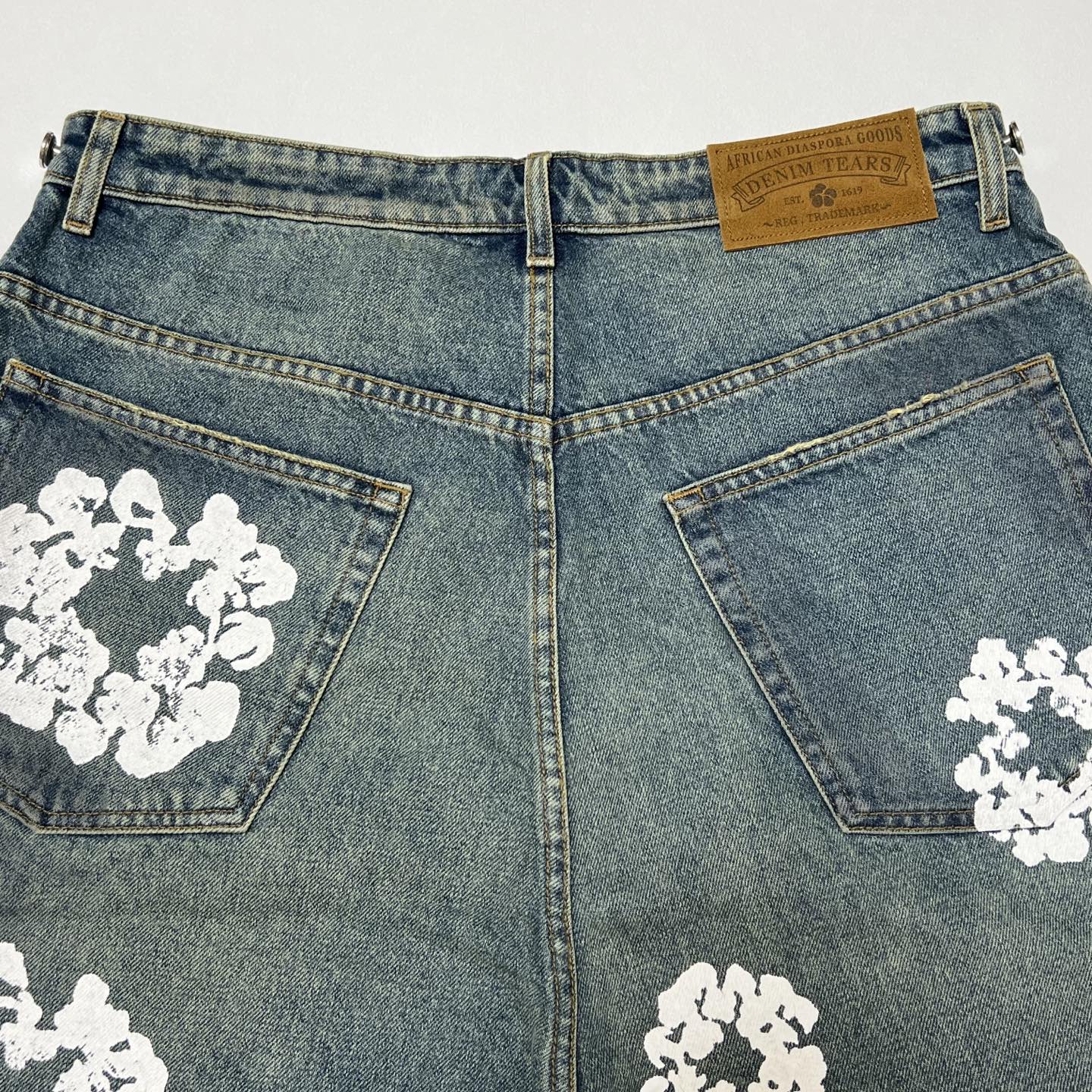DENIM TEARS x LEVI'S Dirty Wash Wreath Short "Light Wash"